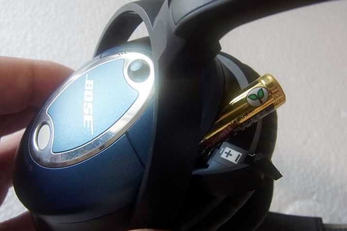 �ʏ�̓m�C�Y�L�����Z�����O�V�X�e�����ڂ̃w�b�h�z���ɂ͓d�r���K�v�ł�