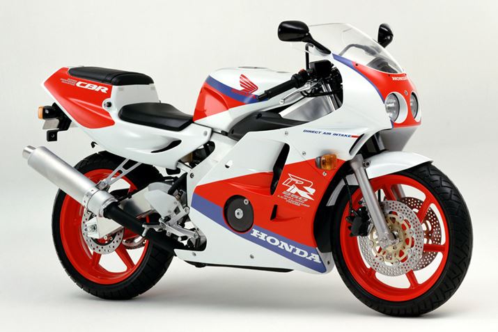 �����Ƃ��Ă���i�I�ȃG���W���𓋍ڂ��A���Îs��ł͍��ł������l�C���ւ鏉��uCBR250RR�v