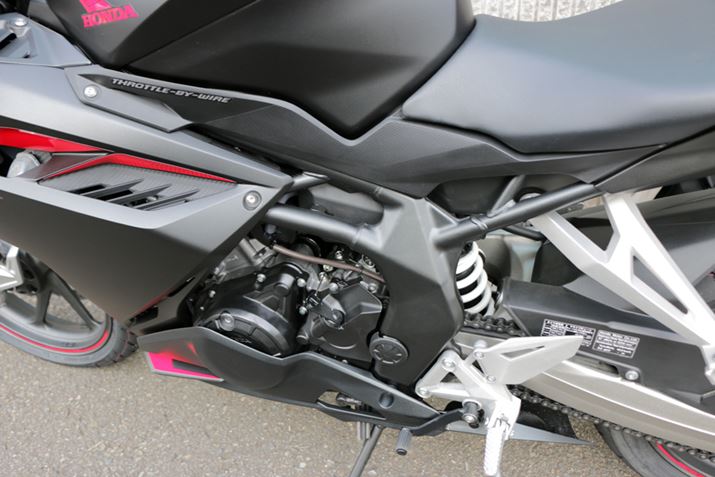 �t���[���͍|�ǂ�g�ݍ��킹���g���X�\���ƂȂ��Ă���A�O���f���̃A���~�t���[���Ƃ͎�قȂ�