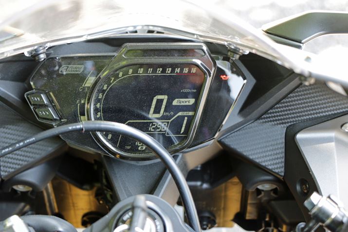 ���[�^�[�̒����ɂ͑��x�A���̉��ɑ��s���[�h���\�������B�����āA���͂ɂ̓^�R���[�^�[��z�u