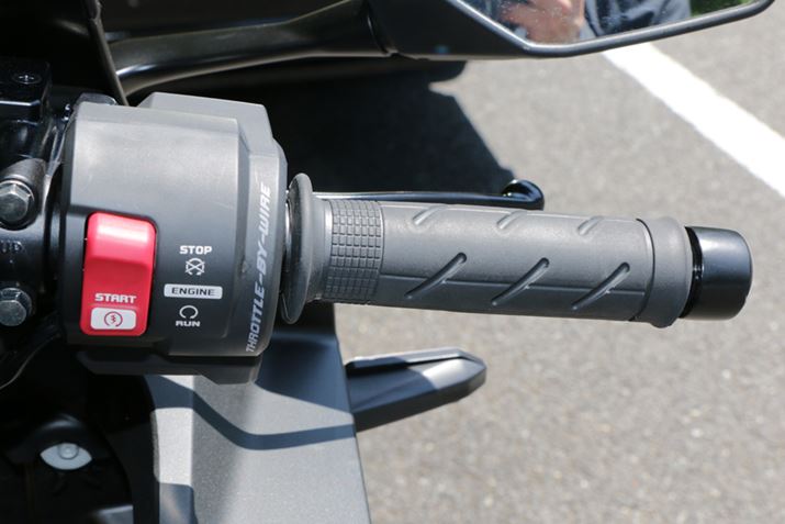 �d�q���䎮�́u�X���b�g���E�o�C�E���C���v���̗p�B�A�N�Z���̑��슴�͏]�����f���ƕς��Ȃ�