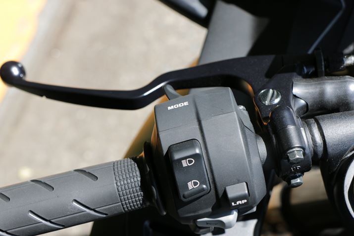 ���s���[�h�̐؂�ւ��́A���葤�̃g���K�[���̃{�^���ōs���B���s���ł��؂�ւ�����͉\��