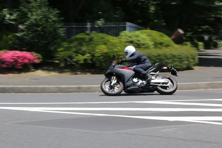 �����𑖂��Ă���X�s�[�h��ł͎ԑ̂�Q�����Ă��s���ɂȂ�悤�ȋ����͈�؂Ȃ�