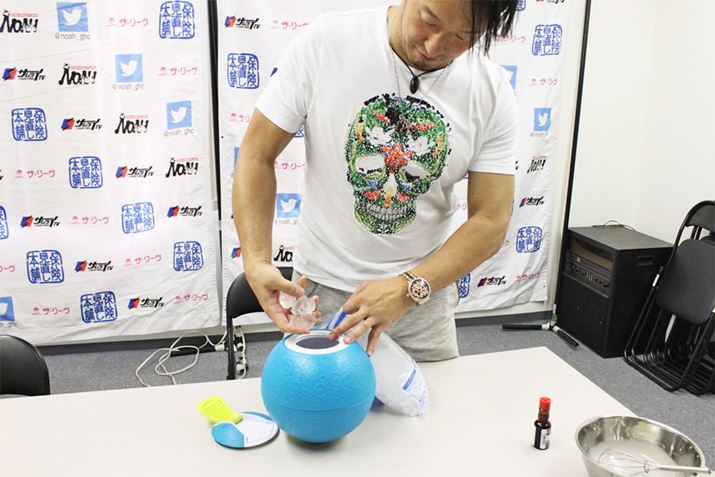 �܂��͕X�B�R���r�j�Ŕ����Ă���1.1kg�̕X���ہX�������B�ӊO�Ɨʂ��g����