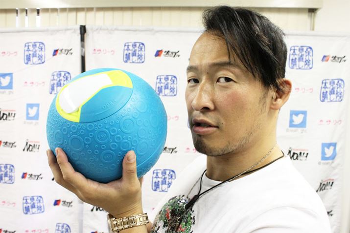 �{���ɕ��ʂ̃{�[���̂悤�B�T�b�J�[�{�[�����炢�̑傫�����ȁH