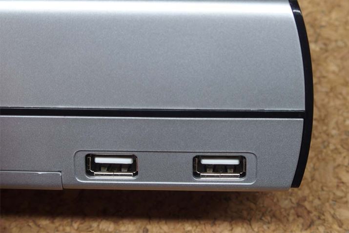 USB�[�q�͍��E��2�������A�v4��������܂��B�[�q�̎�ނ�USB2.0�ł�