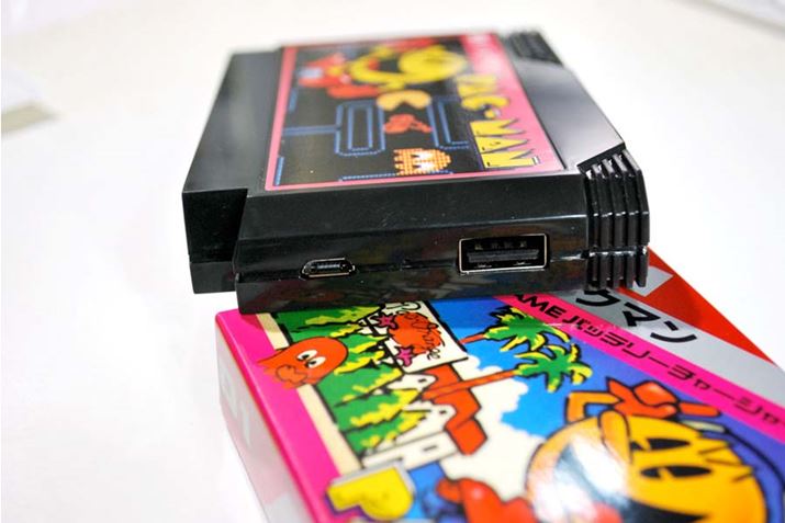 �J�Z�b�g�̉E���ʂ�USB�[�q������܂�