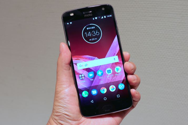 5.5�^�̗L�@EL�f�B�X�v���C�𓋍ڂ���Moto Z2 Play�B�ʐ^�̓��i�O���[���f��