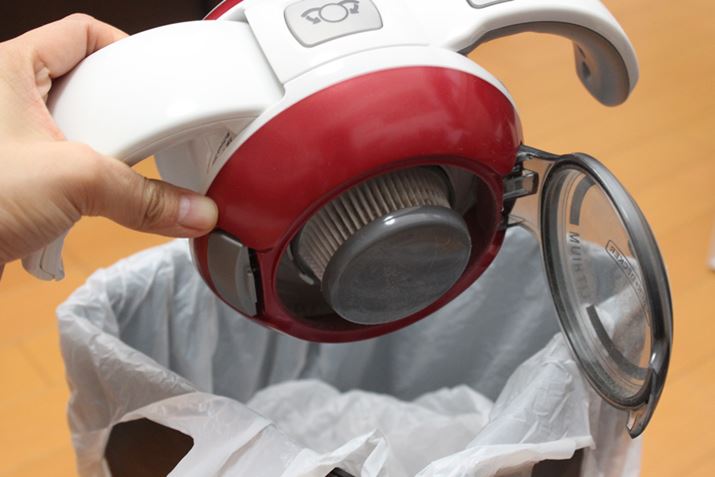 �{�̏㕔�ɂ���t�^���p�J�b�ƊJ���āA���̂܂܃S�~���̂Ă���悤�ɂȂ��Ă��܂�