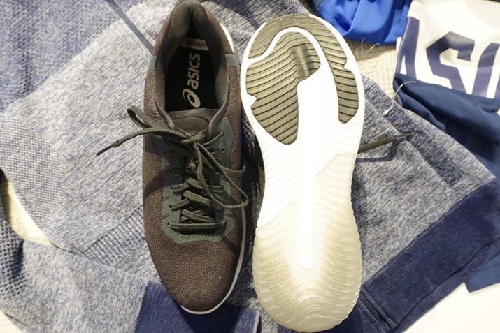 AEg\[̔ɔXy[XɁuTPUvŕꂽuGELvzu