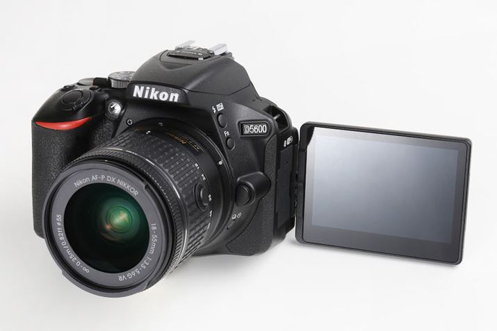 jR̃Gg[჌tAD5600BAPS-CTCY̎BfqƃoAOj^[𓋍ڂȂ^Eyʃ{fBfłB39_̃tH[JX|CgI[gtH[JXVXeAō5R}/b̘Aʐ\ȂǊ{\̂ƂȂĂ܂