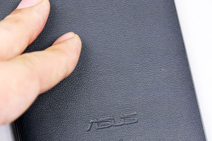 �w�ʂ̓J���������ȊO�Ƀ��U�[���̉��H���{����Ă���A������K���X�Ƃ͈���Ďw�䂪��ؕt���Ȃ�