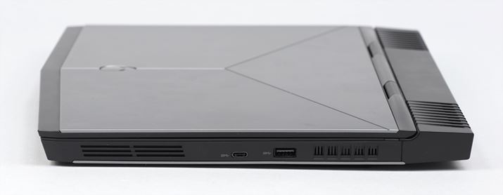 �E���ʂɂ́AUSB 3.0 Type-C��USB 3.0 Type-A