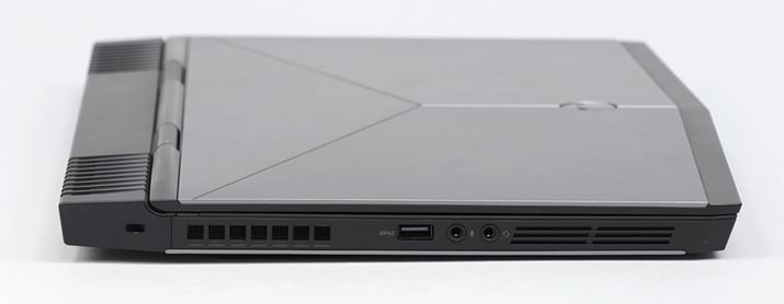 �����ʂ�USB 3.0 Type-A�Ɖ������́A�����o�́i�ǂ����3.5mm�j�𓋍ڂ���