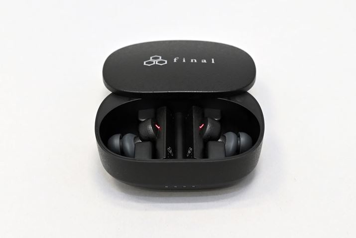 JX^C[s[X𑕒܂܂łCz{̂i[ł悤ɐ݌vꂽ[dP[X