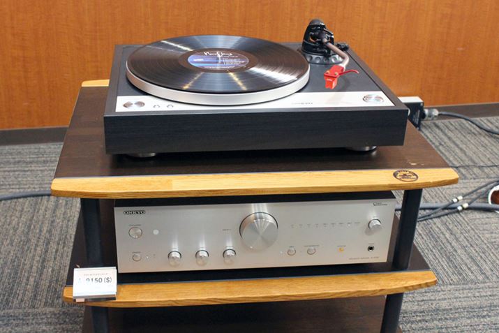 ����̔��\��n�ł́A�I���L���[�̃^�[���e�[�u���Ƒg�ݍ��킹�ăA�i���O�Đ����y���ނ��Ƃ�