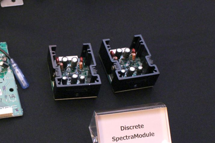 �I���L���[�ƃJ���C�������J�������uDiscrete SpectraModule�v�ŁA�y��̋����̃i�`�������ȍČ���_��