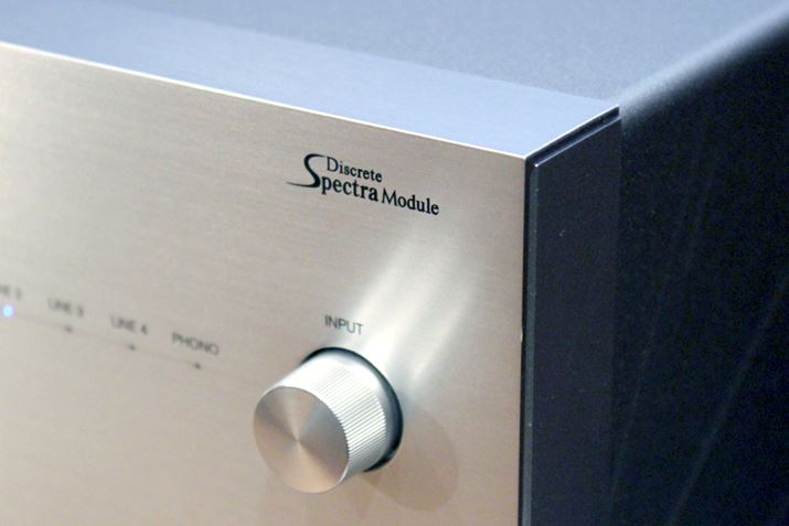 �{�̃t�����g�̓��͐ؑփX�C�b�`��ɂ��A�uDiscrete SpectraModule�v�̃��S��z�u