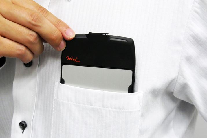 CVc̋|PbgɂXbƎ܂܂BX[c̓|Pbgɓ邱Ƃ\ł