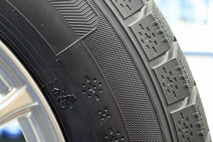 TChEH[ɂ́A~Gił邱Ƃ`̌`[tɂfUC܂Ă