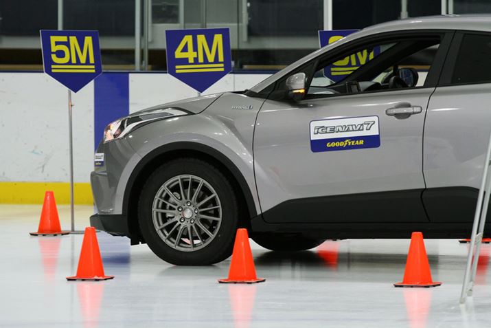 15km/hABSً}u[LsB~͂悻4m