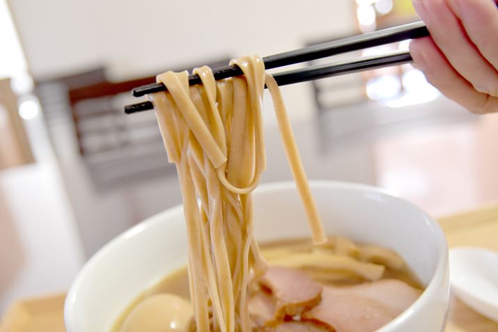 ˂́AtBbg`[l̂悤ȕ˂ŋ̂悤ȐFĂ܂