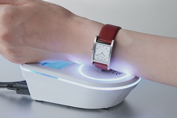 �uwena wrist leather�v�͓d�q�}�l�[�@�\�u�y�VEdy�v�݂̂𓋍ڂ����V���v���݌v