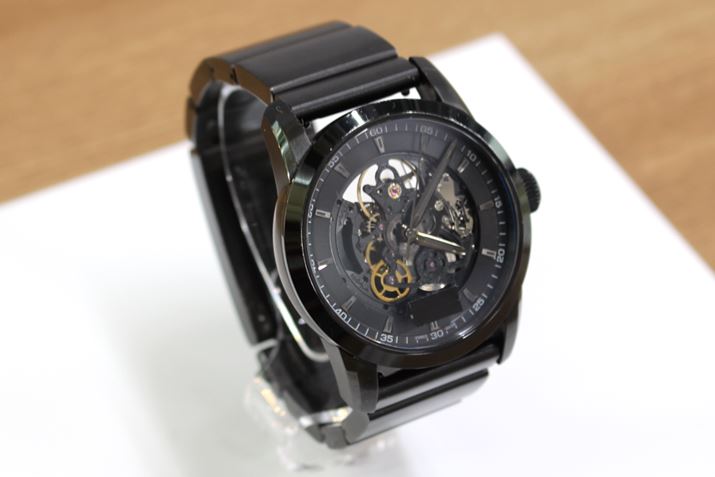 �X�P���g���̃��f���ɁA�uwena wrist�v�̃X�e�����X�o���h�i�u���b�N�j��g�ݍ��킹������