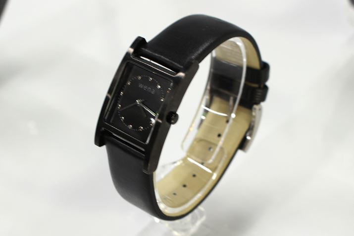�uwena wrist Three Hands Square Premium Black�v�Ɓuwena wrist leather�v�̃u���b�N