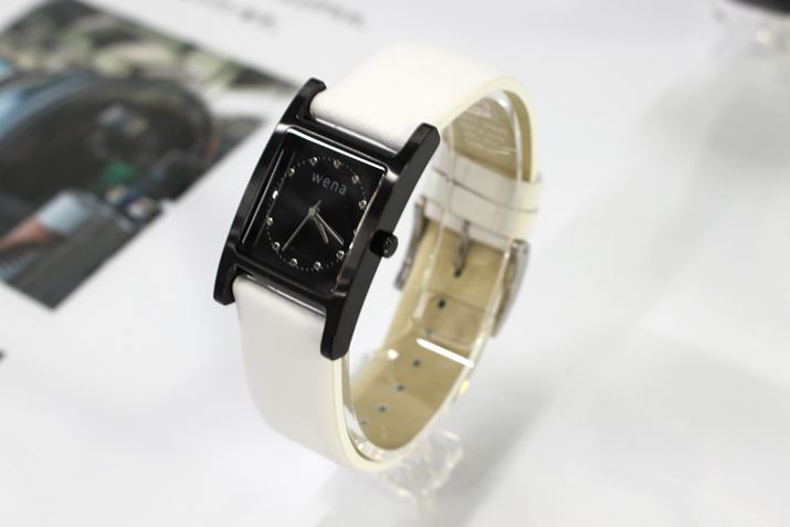 �uwena wrist Three Hands Square Premium Black�v�Ɓuwena wrist leather�v�̃z���C�g