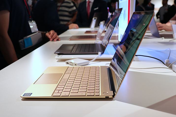 �X�����ȃ{�f�B�̂��߁A�O���C���^�[�t�F�C�X��USB Type-C×2�i���E��1��j�ƃw�b�h�z���o�͂���