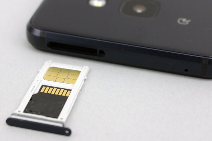 256GB܂őΉmicroSDXC[J[hXbǵASIMJ[hXbgƈ̂