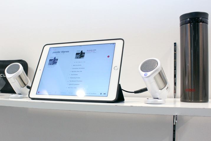 �T�[���X���J������Bluetooth�X�s�[�J�[�uVECLOS�@SSA-40�v�B���@�т�͂��ׂ̗ɂ����ƒu���Ă�����