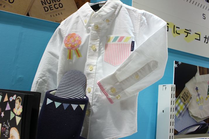 �ʐ^�̃V���c�̃|�P�b�g�ɓ\���Ă���悤�ȕ��L�V�[�g�^�C�v�́u�k�m�f�R�V�[�g�v�i972�~�j�����C���A�b�v