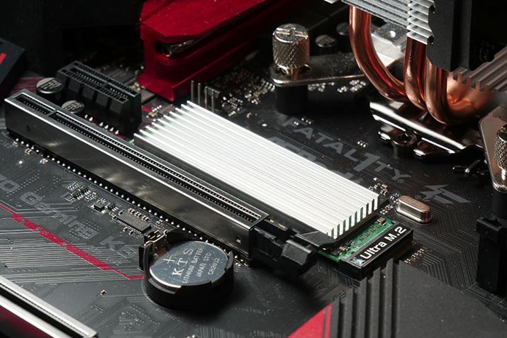 q[gVN{̂̍5.1mmƒ߂Ȃ̂ŁA}U[{[hɓڂƂɊgXbg̃RlN^[Ⴍ߂B̏ȂfUC