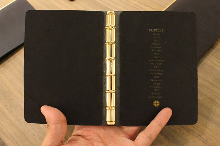 �\���̗��ɍ��󂳂ꂽ�^�C�|�O���t�B�[������������