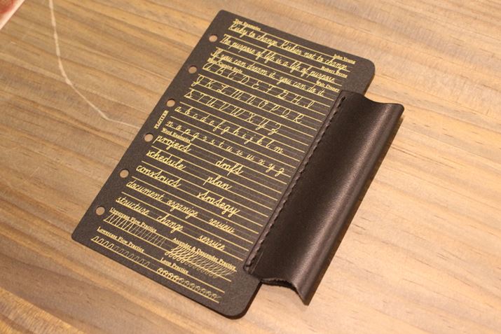 ���^�����O�̗Ⴊ�f�U�C���Ƃ��ĕ`���ꂽ�y���z���_�[