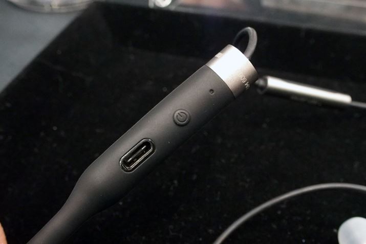 �o���h�����ɂ́A�o�b�e���[�[�d�p��USB Type-C�[�q��d���{�^���Ȃǂ�p��