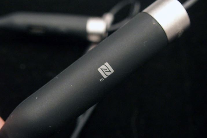 �o���h�E���ɂ�NFC���p�ӂ���Ă���A�Ή��X�}�z�Ȃ烏���^�b�`�Ńy�A�����O���ł���