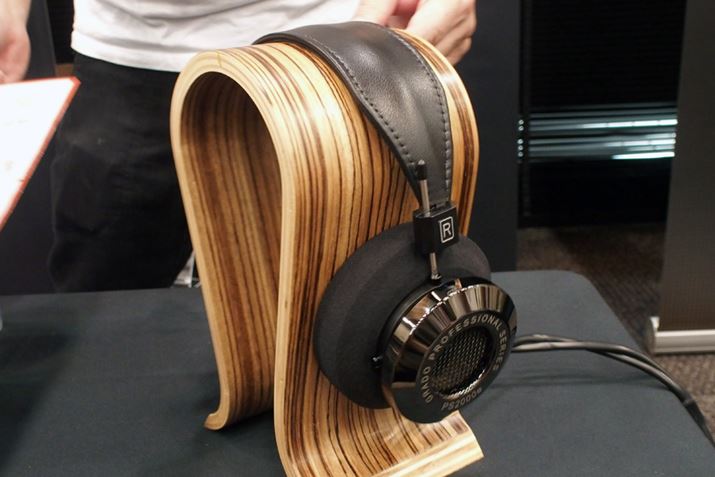 �u�[�X�ɂ́AGRADO�̃t���b�O�V�b�v�w�b�h�z���uPS2000e�v���W������Ă���