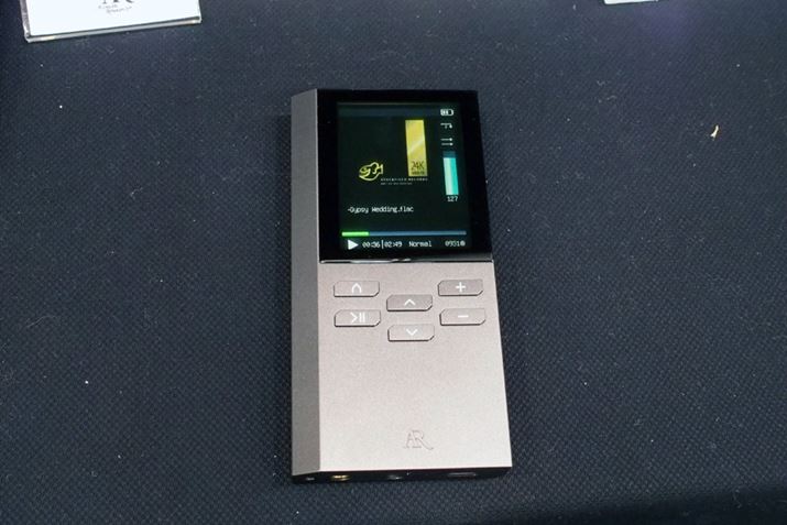 4.4mm5�Ƀo�����X�o�͒[�q�𓋍ڂ���n�C���]DAP�uAR-M200�v�B�H���̔�����ڎw���Ă���Ƃ���