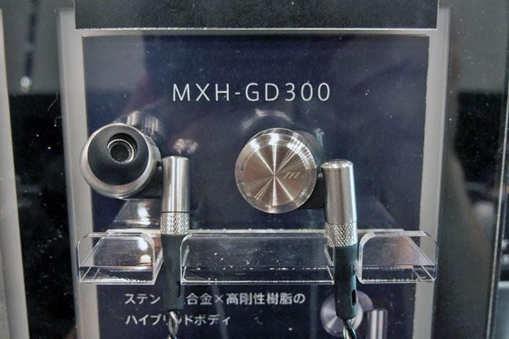 Graphene�V���[�Y�̍ŐV���f���uMXH-GD300�v���Q�l�o�W����Ă���