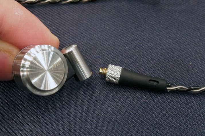 �uMXH-GD300�v�́AGraphene�V���[�Y�ŏ��߂�MMCX�^�C�v�̃��P�[�u���ɑΉ�