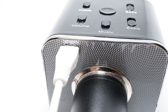 P[u̕Еقǂ̃}CN̒ʂɂmicroUSBRlN^ɐڑ܂