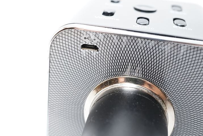 ʂɂmicroUSBRlN^zuB[dƃX}zƂ̐ڑɎg܂