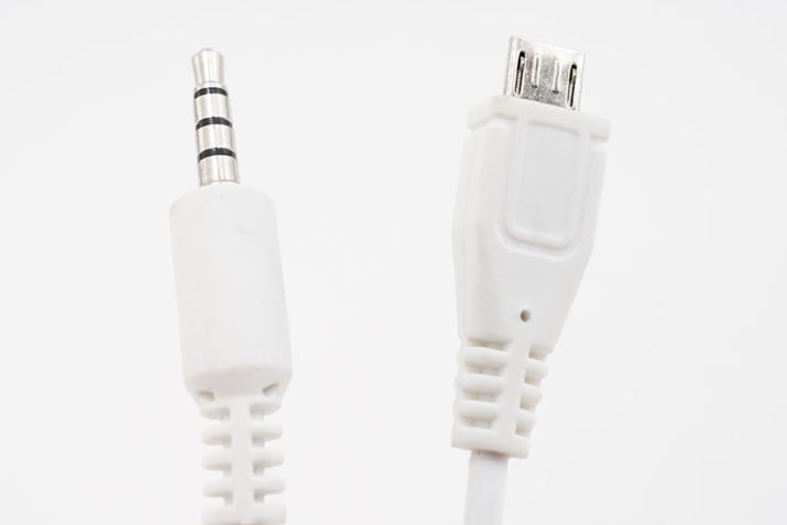 X}zƐڑɂ͂microUSB3.5mmvÕP[ug܂