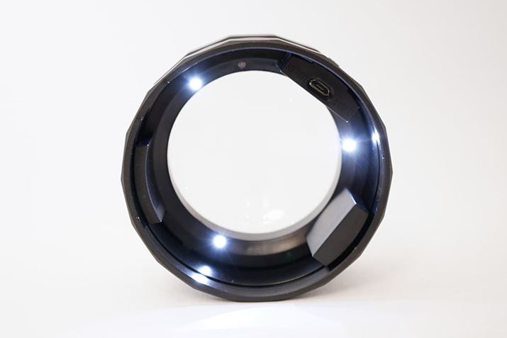 �{�̂𗠂���̂����Ă݂��3������LED���C�g�����ڂ���Ă��邱�Ƃ��킩��܂�