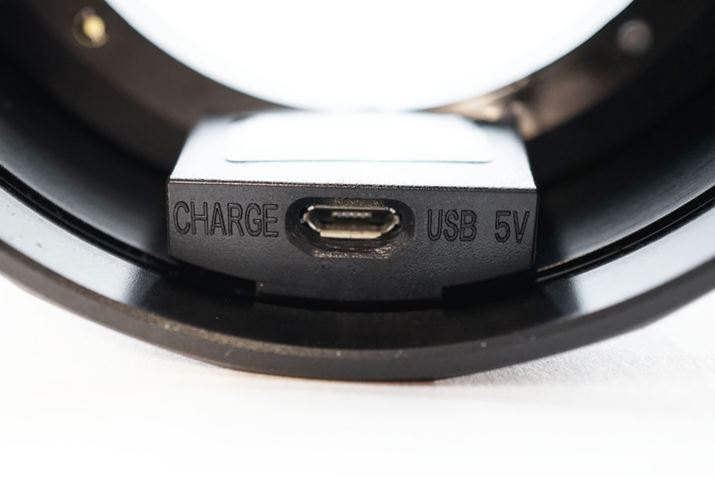 �܂��A�{�̓����̑��ʂɂ͏[�d�pmicroUSB�[�q�����ڂ���Ă��܂��B�t���̃P�[�u���ŏ[�d���܂��傤