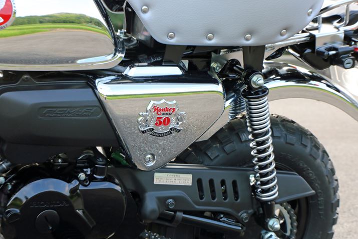 �����̃T�C�h�J�o�[�ɂ́A50���N���L�O����G���u�������{����Ă���