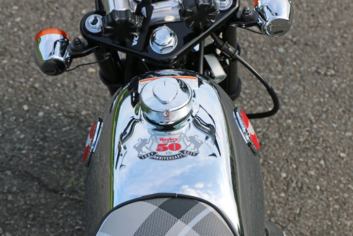 �^���N�̏㕔�ɂ�50���N�L�O�̃G���u�������ւ炵���ɋP��